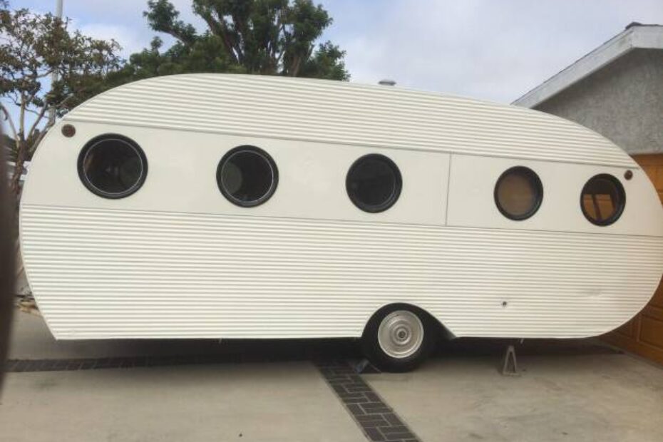 1953 airfloat navigator - vintage campers -exterior view