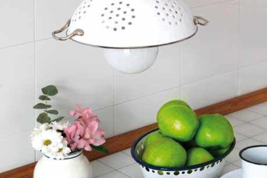 diy-pendant-lamp-of-colander-1