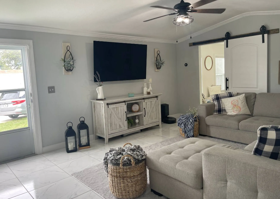 1983 single wide living room