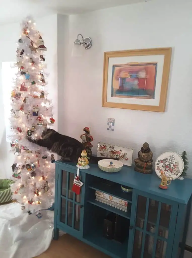 Wendy olson christmas tree cat 762x1024 1 | mobile home living