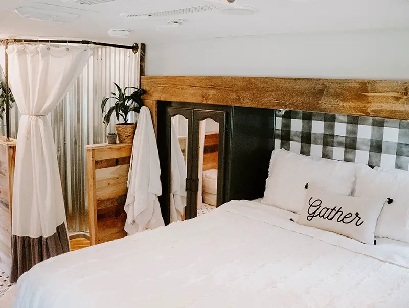 Farmhouse 5th wheel bedroom | mobile home living