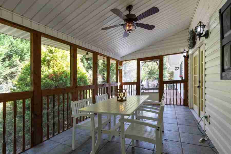 Screened porch dining | mobile home living