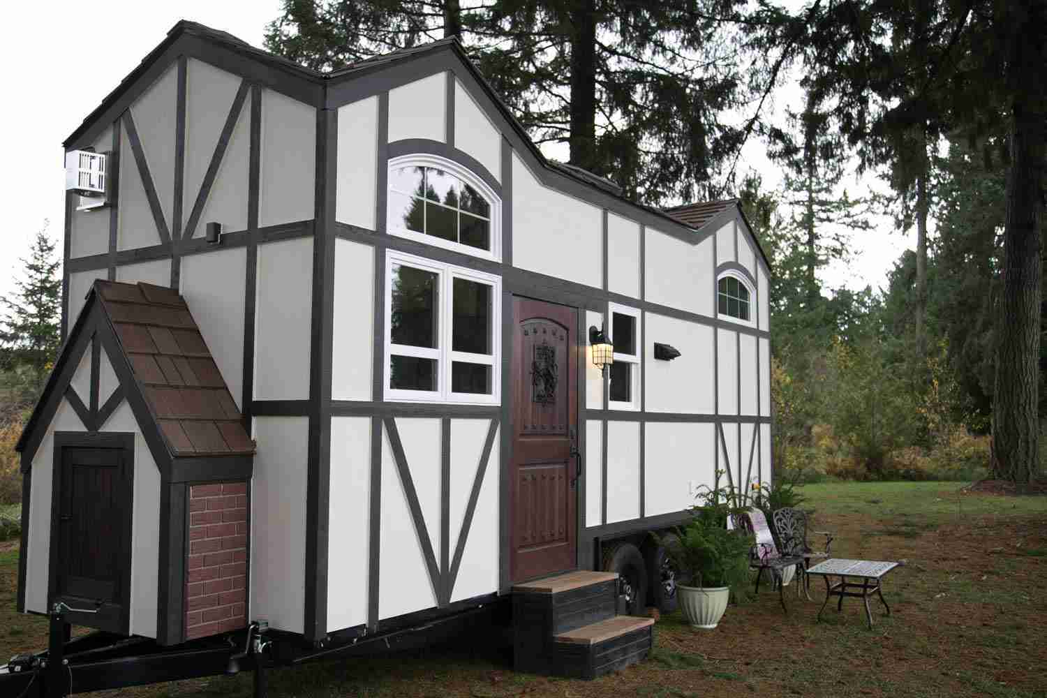 Unusual-tiny-homes-whimsical-exterior
