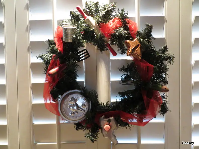 Manufactured home decorated for Christmas - wreath