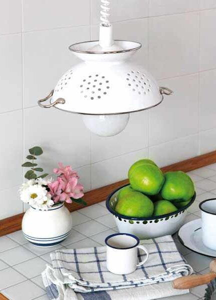 diy-pendant-lamp-of-colander-1
