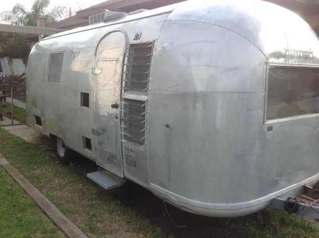 Airstream remodeled into a salon (5)
