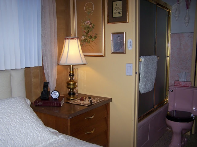 Bedroomlookingintobathroom