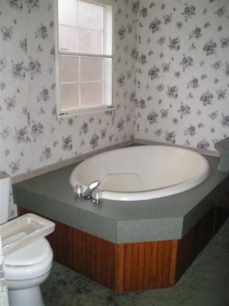 Double wide manufactured home master bathroom before makeover 2- homesteading_