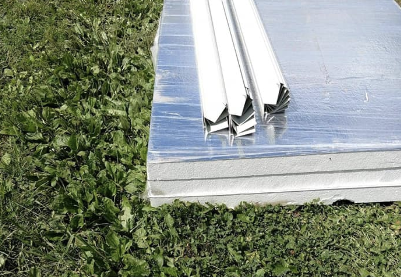 metal-roof-in-mobile-home-with-2-inch-insulation-FBG1