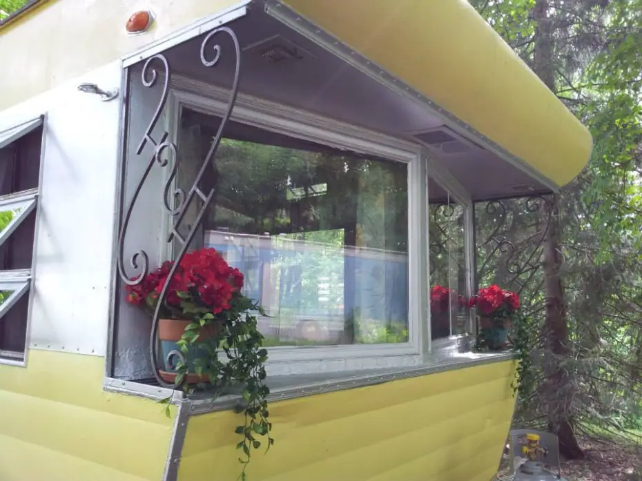 Vintage mobile home restoration-smoker aritocrat mobile home - exterior
