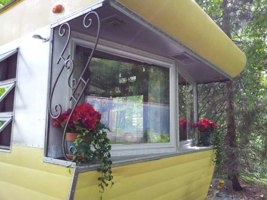 vintage mobile home restoration-Smoker Aritocrat Mobile Home - exterior