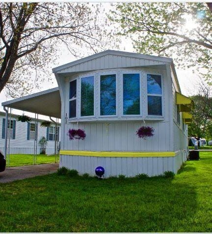affordable mobile home remodel 1968 Landola single wide goes Retro exterior trim painted