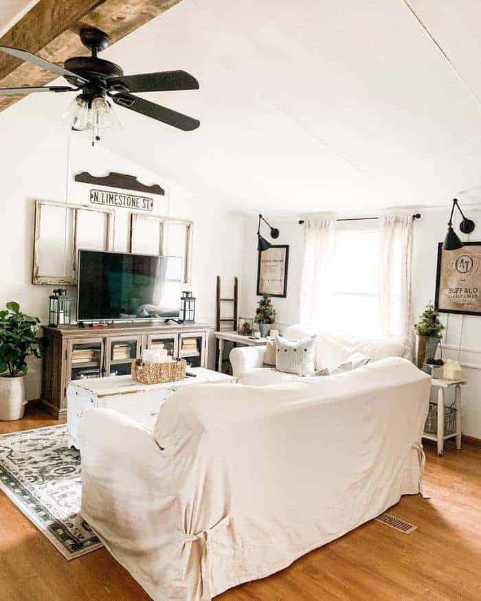 cottage-farmhouse-style-living-room-in-mobile-home