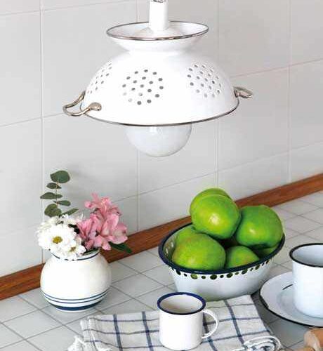diy-pendant-lamp-of-colander-1