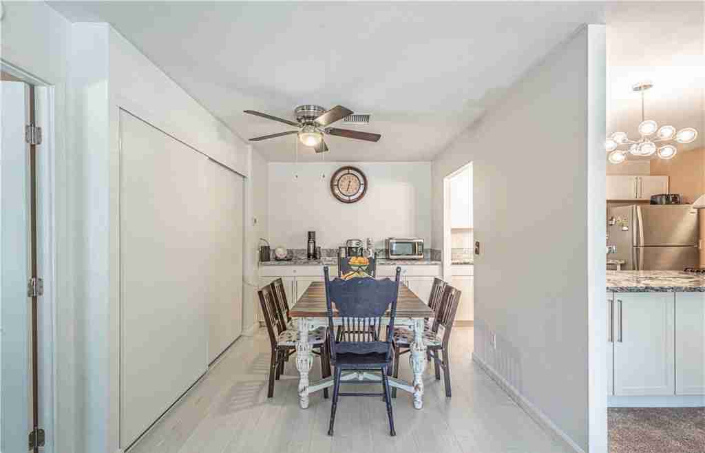 modern 1978 manufactured home dining