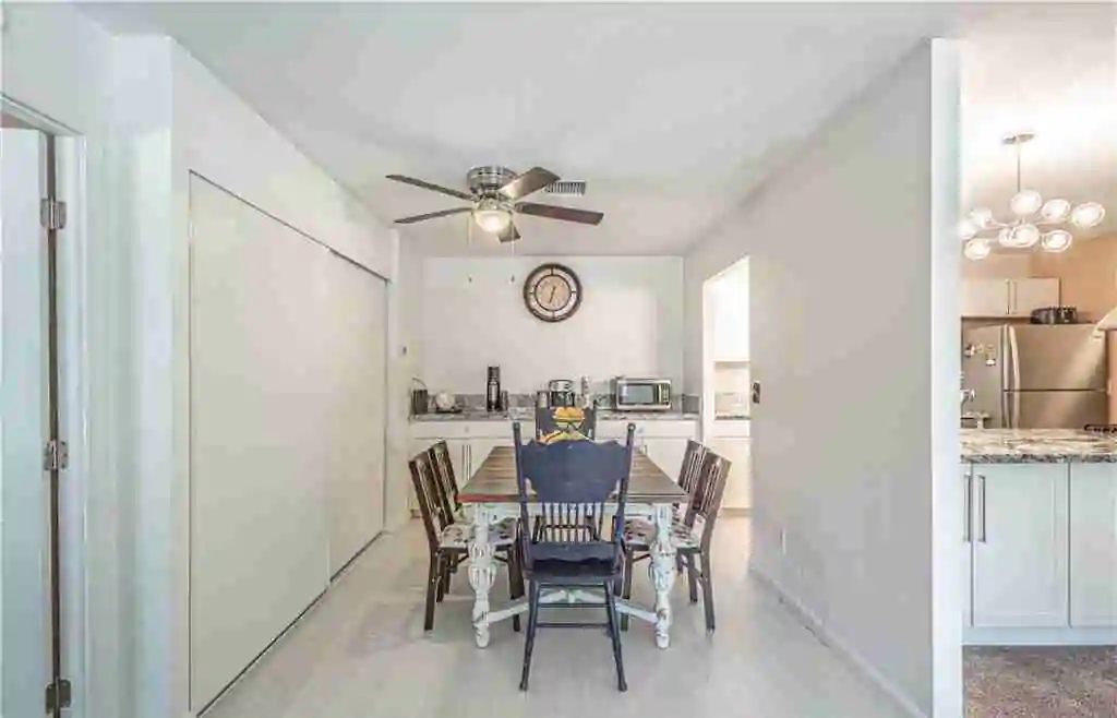 modern 1978 manufactured home dining