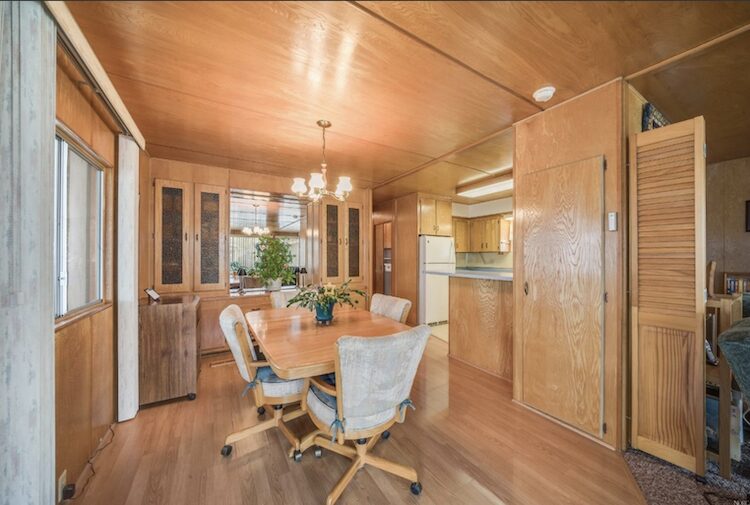 How to Paint Wood Paneling in Mobile Homes