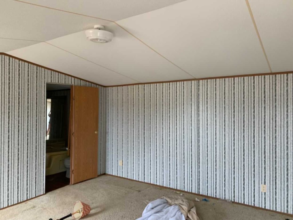 renovated-single-wide-bedroom-before