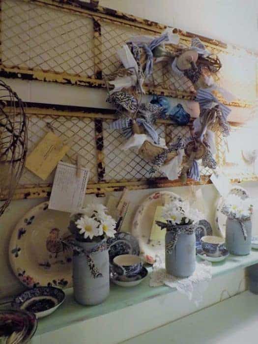 rustic-metal-wall-art-in-vintage-farmhouse-double-wide
