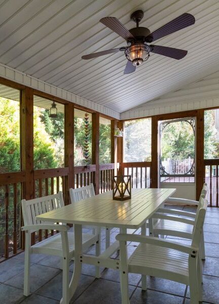 screened porch dining