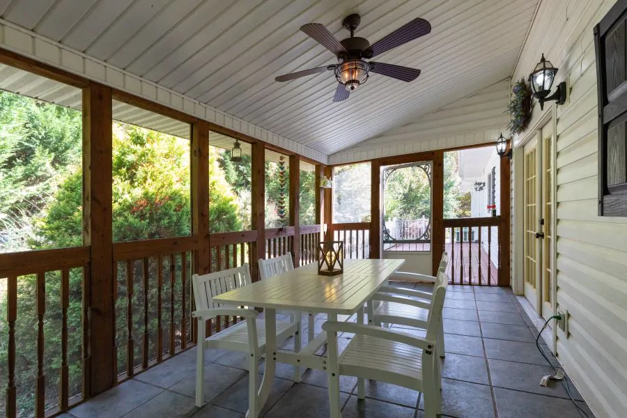 screened porch dining.jpg