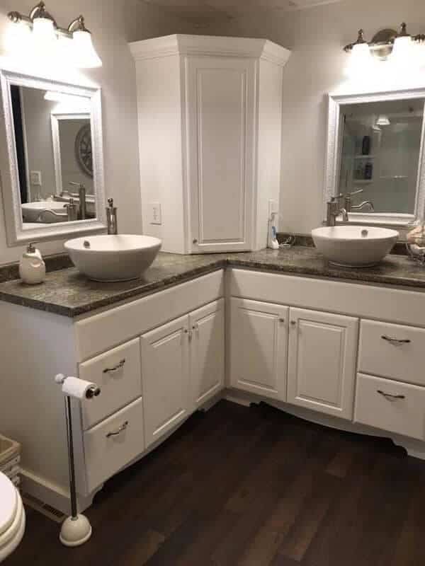 shiplap-farmhouse-decor-bathroom