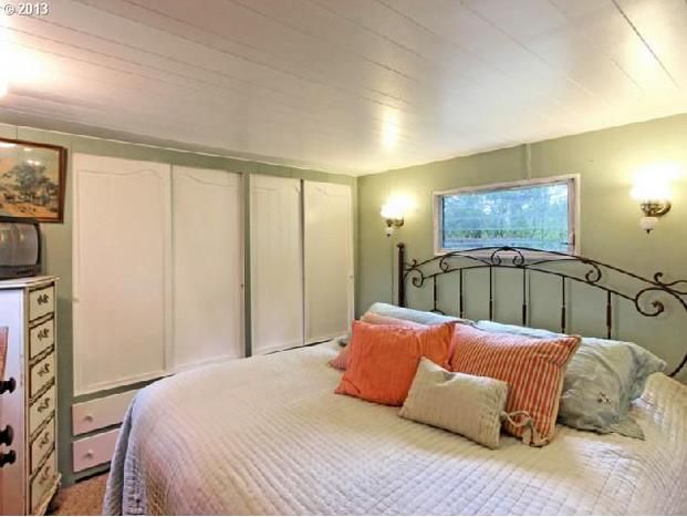 Oregon single wide - beautiful bedroom