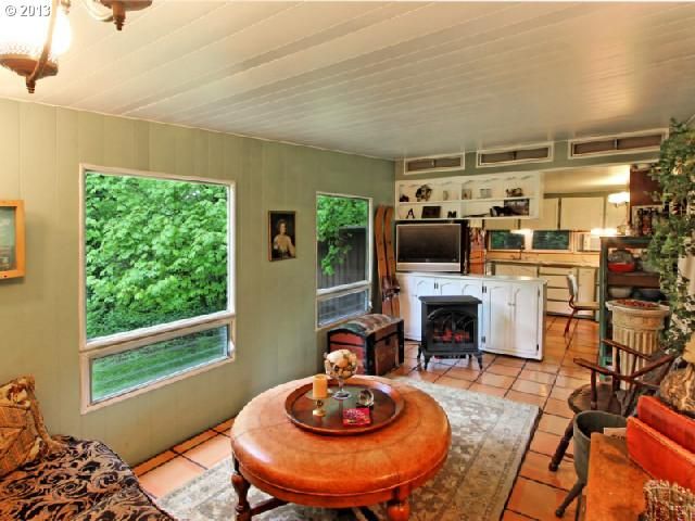 Oregon single wide - Terra cotta floors and mint green walls