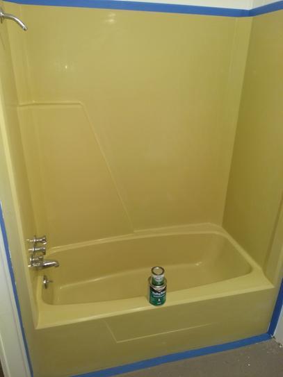 yellow-bathtub-in-mobile-home-before-painting-with-rustoleum