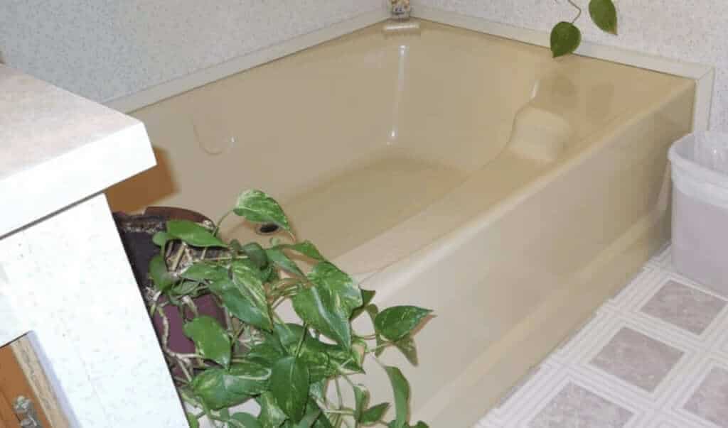 yellow-bathtubs-in-mobile-home